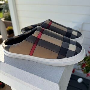 EUC Women’s Burberry Quilted Puffer Slides